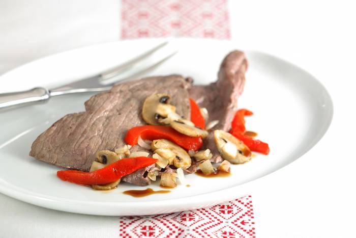 Filete de avestruz con salsa de champiñones