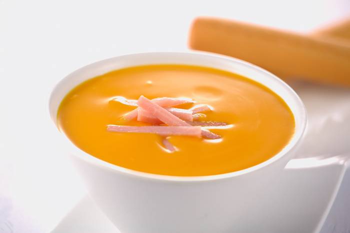 Crema de calabaza con puerros y juliana de jamón de york