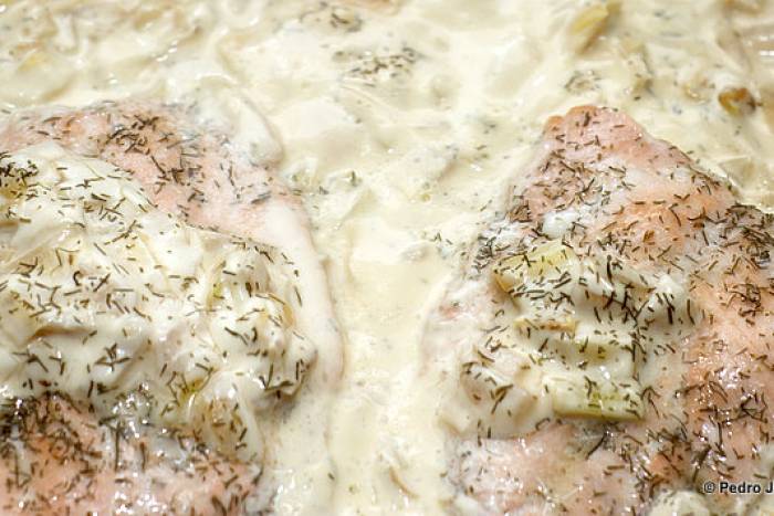 Salmón con crema de queso y eneldo