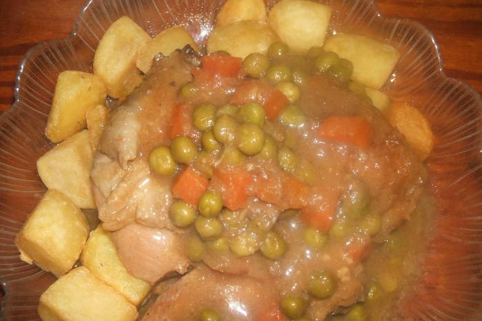 Pollo con guisantes y zanahorias