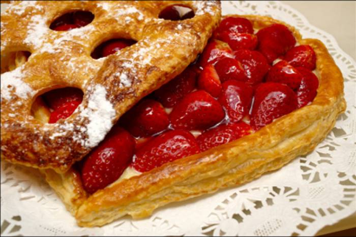 Corazón de hojaldre con fresas