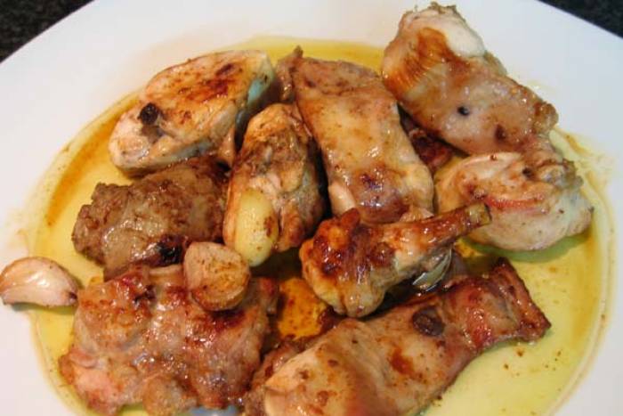 Conejo al ajillo con patatas fritas