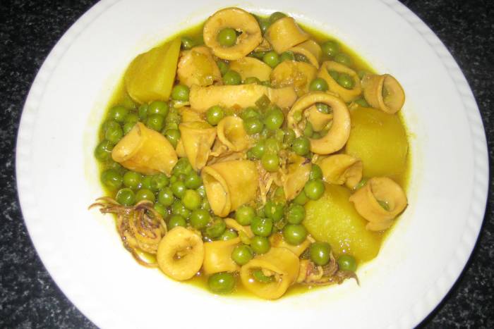 Chipirones con guisantes y patatas