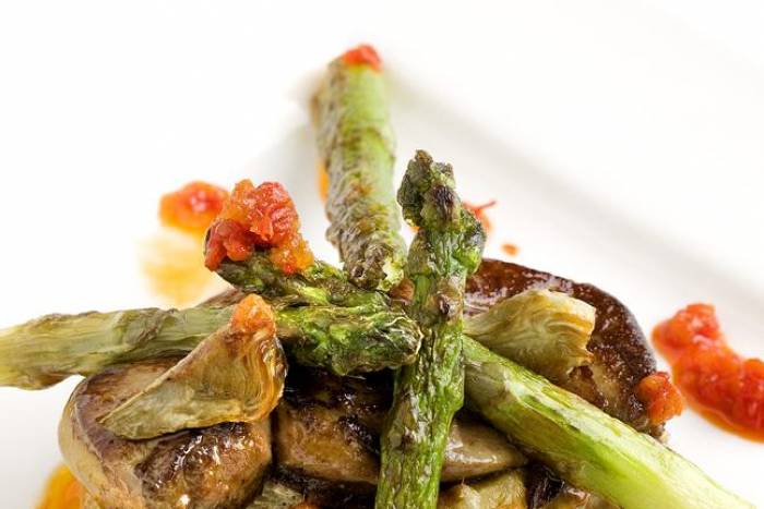 Salteado de espárragos verdes y alcachofas con foie