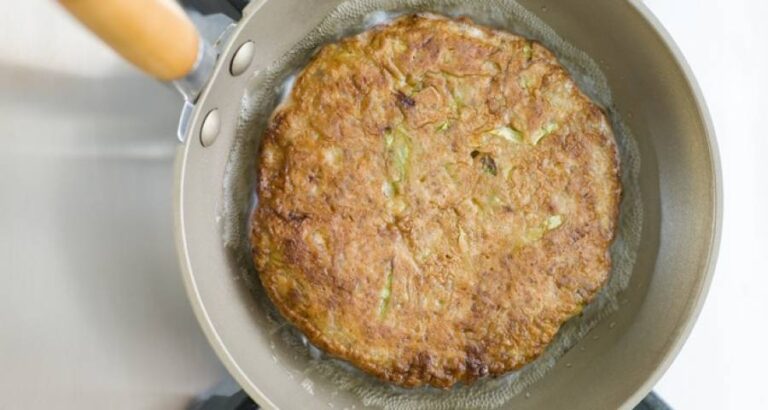 Para evitar que se nos pegue la tortilla en la sartén.