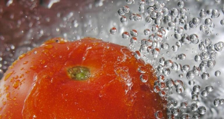 Para pelar un tomate de forma limpia y fácil.