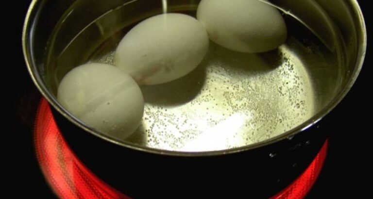 Para evitar que se nos rompa la cáscara cuando hacemos huevos duros.