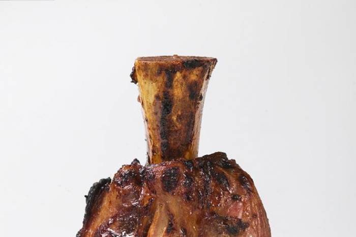 Jarrete de ternera de leche asado entero