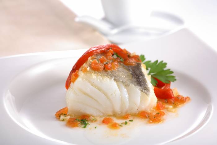 Lomo de bacalao con pimientos confitados