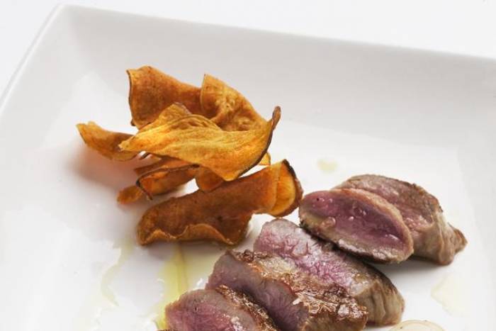 Solomillo de cerdo con puré de calabaza y comino