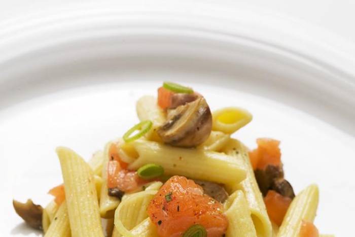 Macarrones frescos con salmón y champiñón