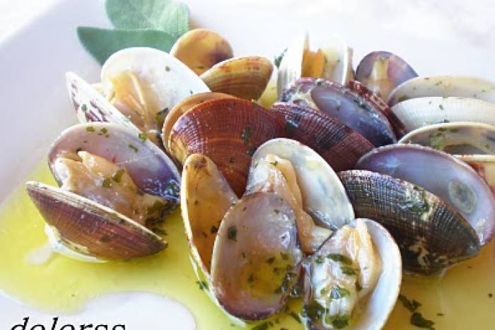 Almejas con ajo y perejil (recetario de dolorss)