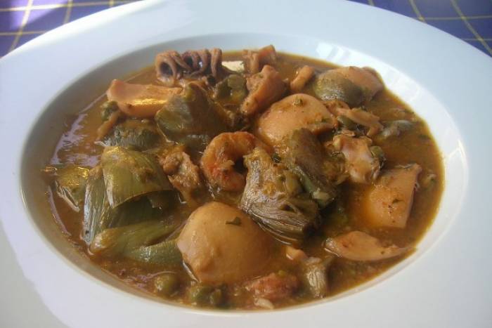 Sepia estofada con alcachofas