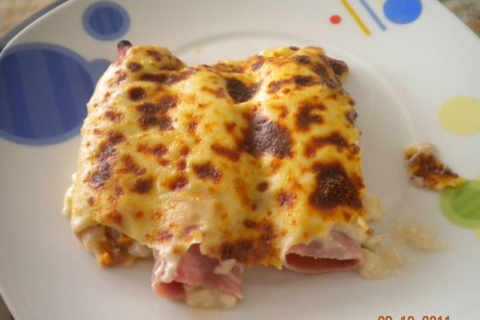 Rollitos de jamón york con bechamel