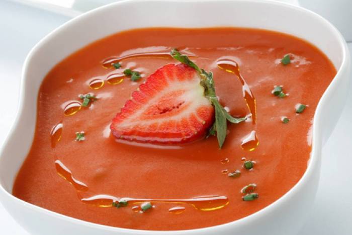 Gazpacho de tomate y fresa a la albahaca