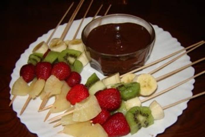 Brochetas de fruta con fondue de chocolate a la leche condensada
