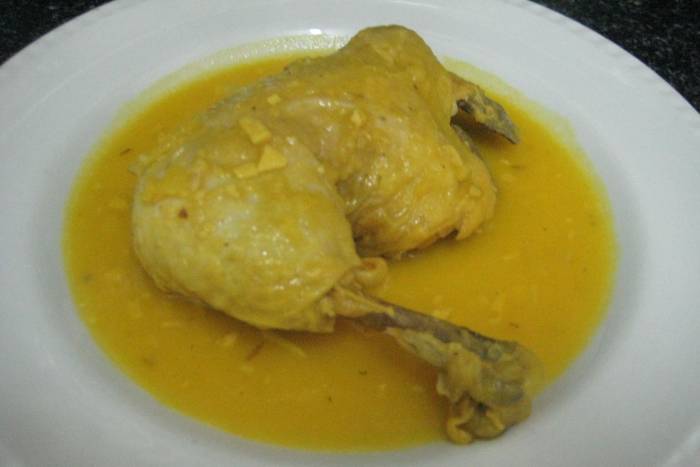Pollo guisado en amarillo