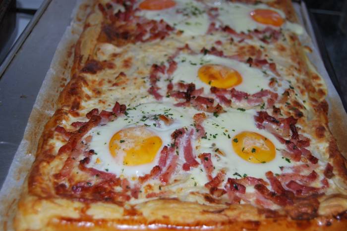 Coca de hojaldre con huevo y beicon