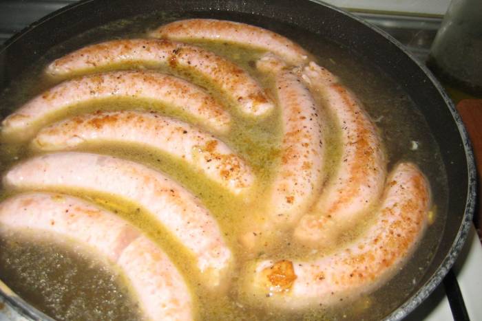 Salchichas frescas al vino