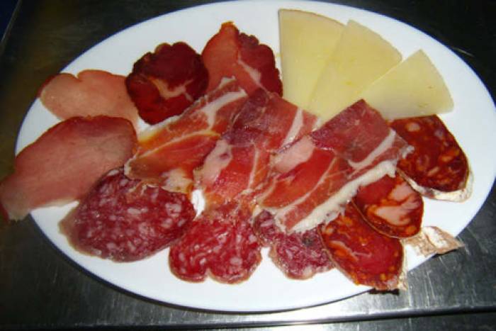 Embutido recien cortado y jugoso