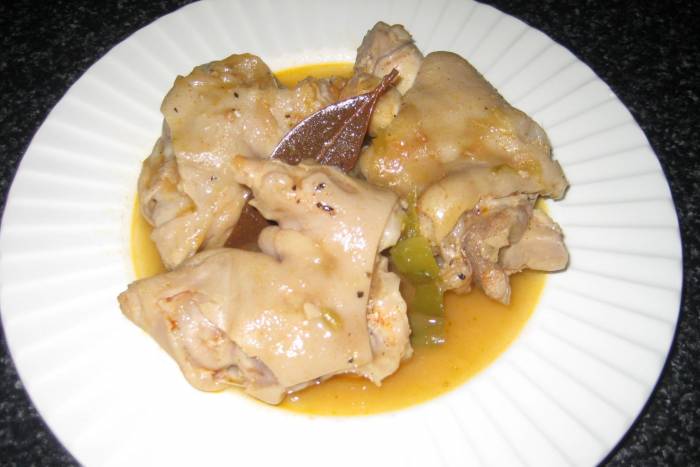 Manitas de cerdo en salsa