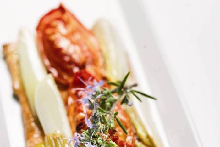 Coca de tomate y cebolla