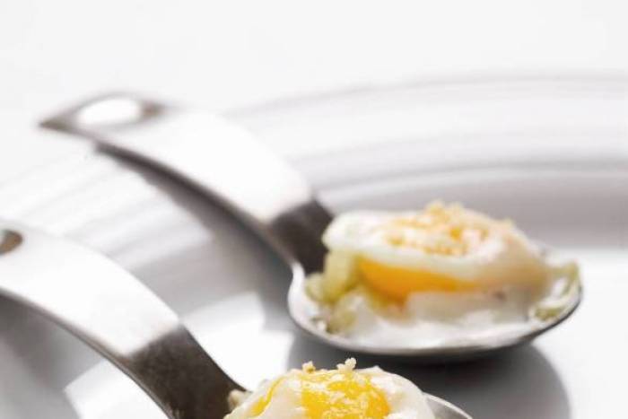 Huevos de codorniz escaldados con cebolla y cremoso de queso de cabra
