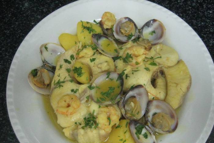 Cazón con almejas y gambas