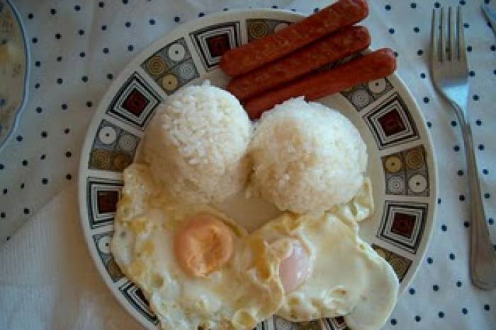 Arroz a la cubana acompañado de salchichas | Recetas Gallina Blanca