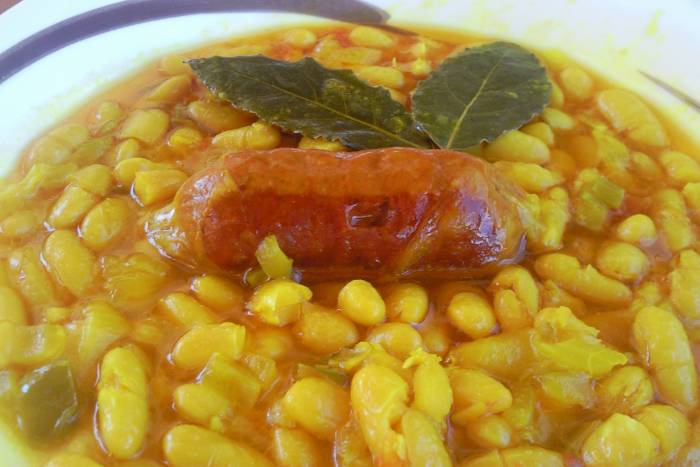 Chicharos en amarillo con chorizo