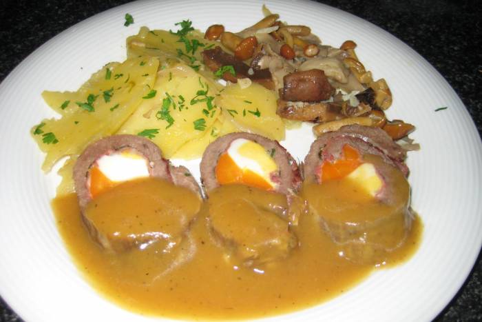 Falda de ternera rellena con salsa de cebollas