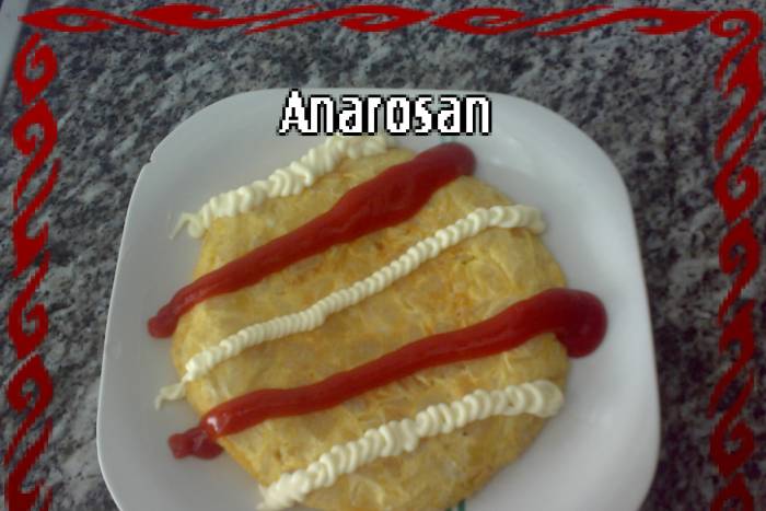 Tortilla de patatas de dos huevos, con cebolla y pimientos fritos