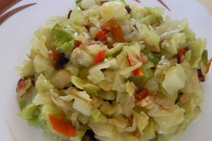 Revuelto de repollo con pimientos verdes