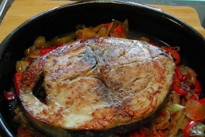 Rodaja de atún encebollado