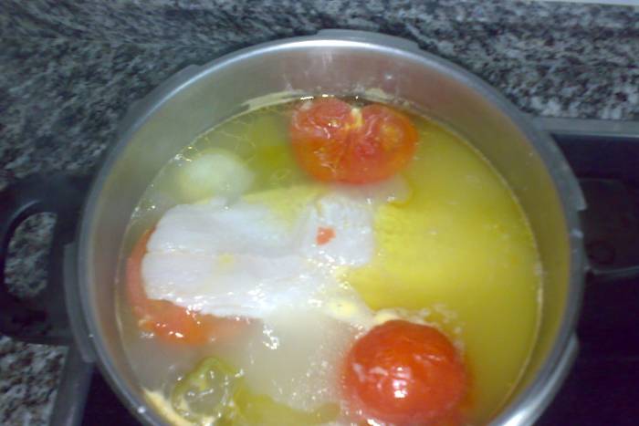 Rica sopita de pescado en blanco