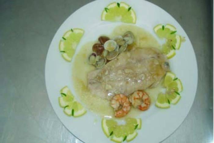 Mero con gambas y almejas