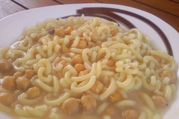 Caldo del puchero con fideos