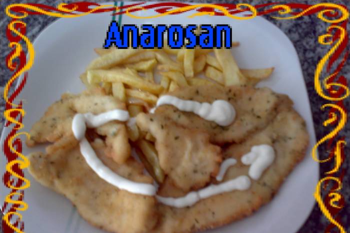 Ricos filetes de pollo empanados con patatas fritas y mayonesa