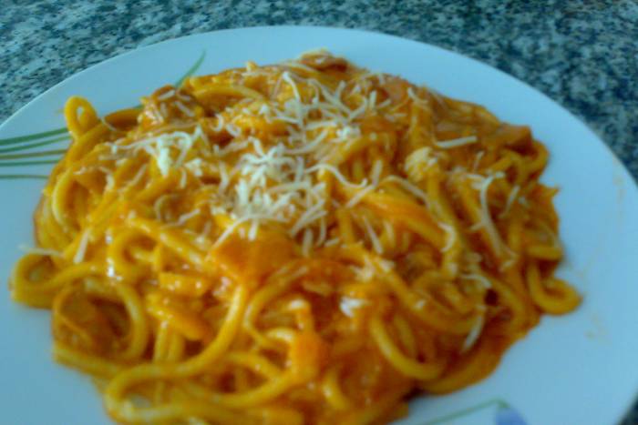 Espaguetis con bacon, huevo y queso rallado