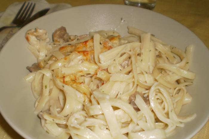 Tallarines con pollo y champiñones