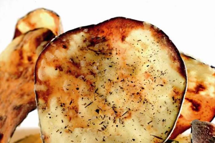 Chips de berenjena al aroma de tomillo y romero