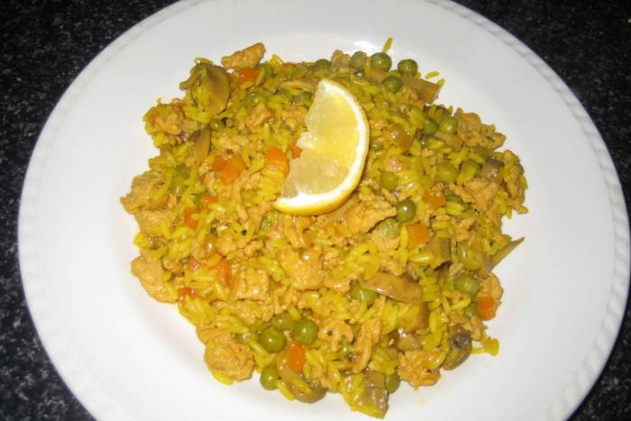Arroz con carne picada y verduras