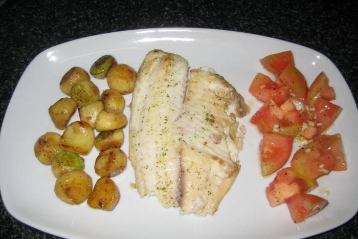 Dorada a la plancha con patatas y calabacín
