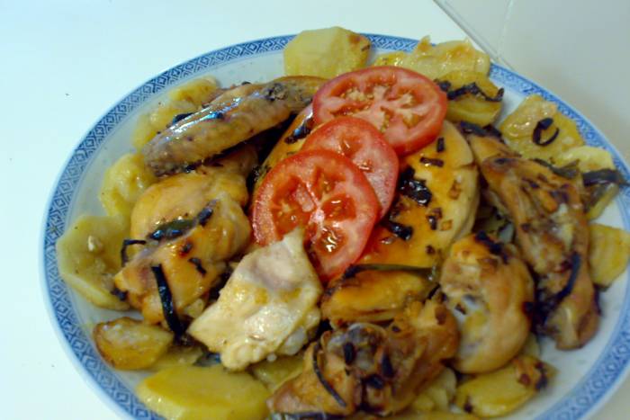 Pollo entero troceado al horno con patatas