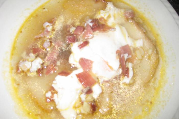 Sopa de ajos con jamón