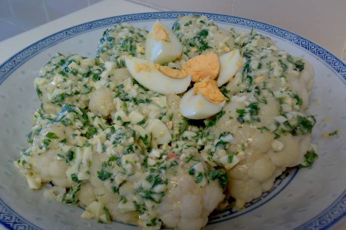 Coliflores aliñadas huevos duros