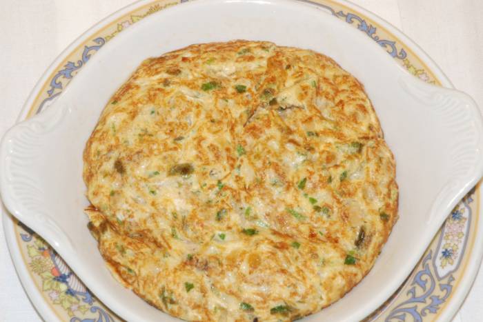 Tortilla de champiñones atún y ajos tiernos