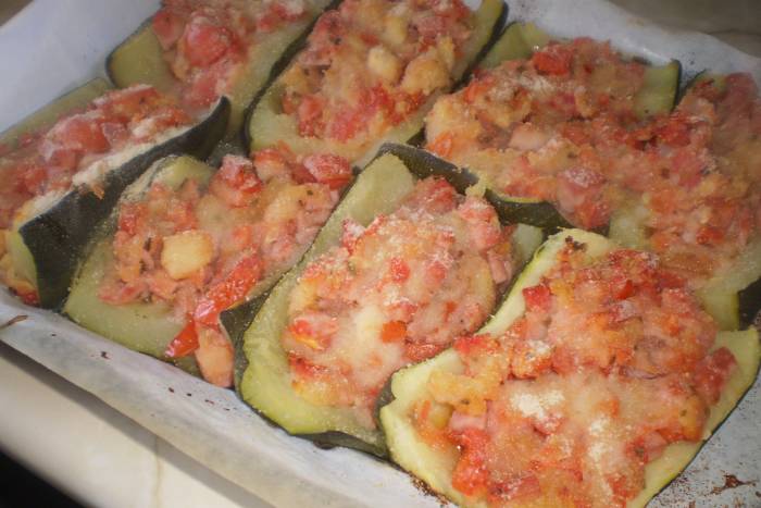 Calabacines rellenos de jamón y tomate