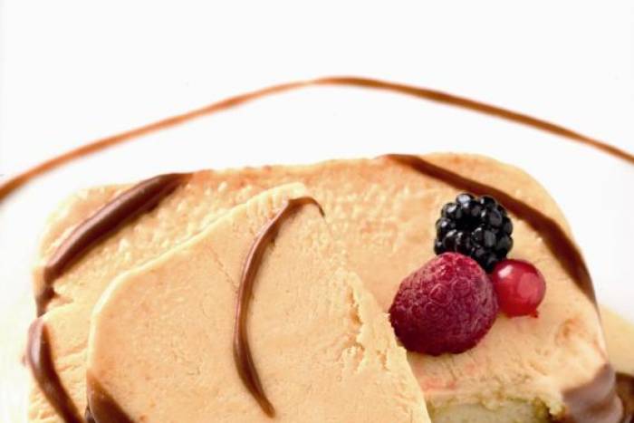 Biscuit de helado de turrón con chocolate fundido