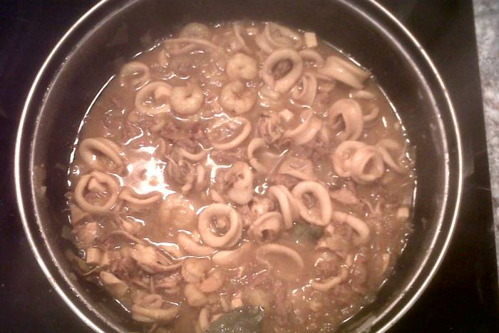 Calamares en salsa con jamón